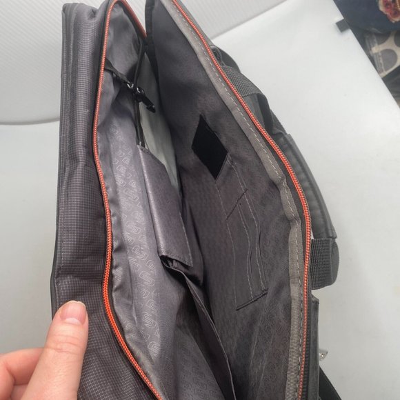 SOLO Laptop or Messengar Bag Black Nylon w/ Padded Sleeve for up to 16" Laptop - Picture 7 of 10